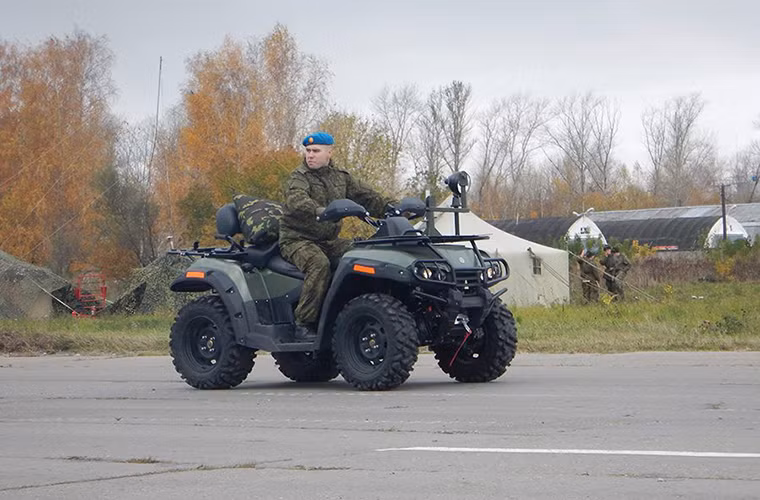 Xe vượt địa hình AM1 cũng mới được trang bị cho VDV và các đơn vị đặc nhiệm Nga trong thời gian gần đây, nó được thiết kế để có thể hoạt động ở nhiều địa hình khác nhau bên cạnh đó xe cũng cho phép binh sĩ trang bị thêm súng máy hạng nhẹ khi cần thiết. Nguồn ảnh: Bộ Quốc phòng Nga