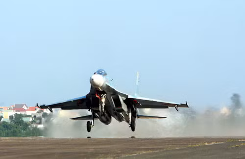 Thỏa thuận huấn luyện phi công giữa Ấn Độ và Việt Nam đã đi đến những bước cuối cùng trước khi được chính thức ký kết. Theo đó phía Ấn Độ sẽ huấn luyện các phi công tiêm kích đa năng Su-30MK2 cho phía Việt Nam. Nguồn ảnh: Danviet.