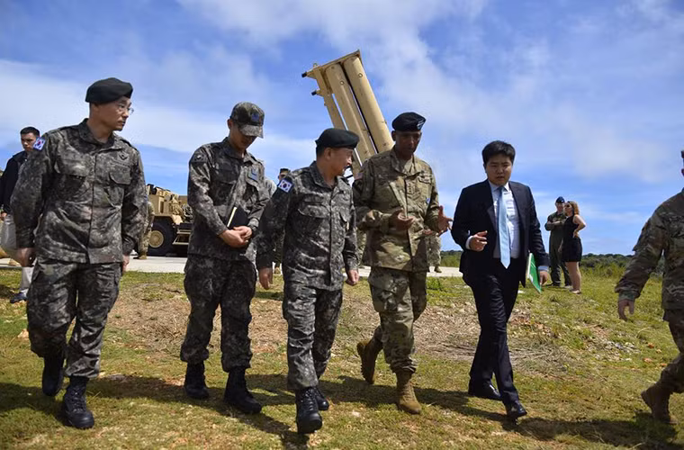 Quân đội Mỹ bắt đầu triển khai THAAD tại Guam từ cuối năm 2014 với mục tiêu chính là ngăn chặn các mối đe dọa tên lửa từ Triều Tiên, Trung Quốc và cả Nga. Tuy nhiên trong các thông báo chính thức của mình Lầu Năm Góc chỉ đề cập đến Bình Nhưỡng và cố tình bỏ qua Bắc Kinh và Moscow. Nguồn ảnh: QQ.