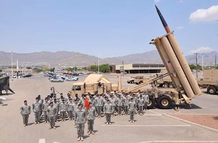 Mỗi hệ thống phòng thủ tên lửa THAAD được cấu thành từ năm thành phần chiến đấu chính gồm: 4 xe phóng mang tên lửa (8 ống phóng/xe), radar tìm kiếm mục tiêu và điều khiển hỏa lực AN/TPY-2, một trung tâm điều khiển di động và 2 trung tâm hoạt động chiến thuật TOC (“Trái tim” của mỗi trung tâm là hệ thống xử lý dữ liệu Hewlett-Packard HP-735). Nguồn ảnh: Subscribe.