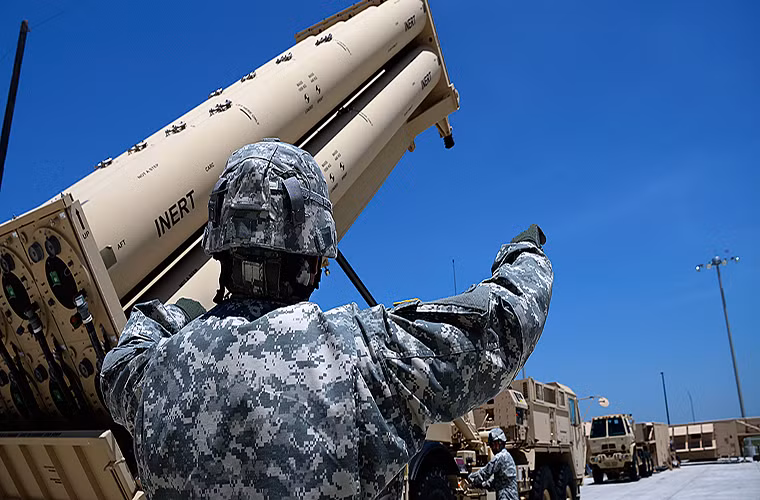 Đạn tên lửa của THAAD có trọng lượng 900kg mỗi đơn vị với chiều dài gần 7m sử dụng động cơ nhiên liệu rắn điều khiển bằng lực đẩy vector. Tên lửa có khả năng đánh chặn mục tiêu ở cự ly từ 150-200km, tầm cao 25km. Nguồn ảnh: NCO Journal.