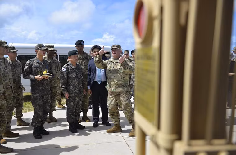 Trong chuyến thăm này Tướng Lee cũng đến thị sát các hệ thống phòng thủ tên lửa THAAD đang được Mỹ triển khai tại Guam như một phần của lá chắn tên lửa toàn cầu của Washington. Dù vậy, tương lai của THAAD tại Hàn Quốc vẫn chưa được định đoạt trước làn sóng phản đối trong nước và tình hình chính trị bất ổn hiện tại. Nguồn ảnh: QQ.