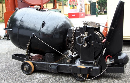 Ngoài mua sắm khí tài từ nước ngoài. Hải quân Việt Nam bước đầu đã chế tạo được một số vũ khí trong nước, trong đó có thủy lôi KMP. Thủy lôi là vũ khí chi phí thấp nhưng hiệu quả rất cao. Ảnh: QĐND