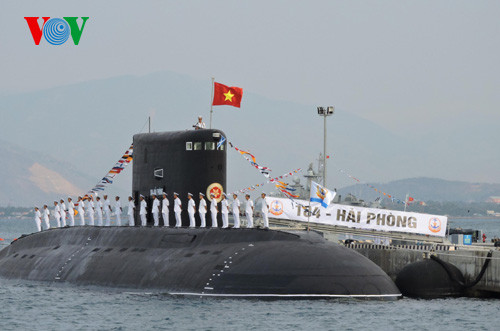 Đặc biệt, Việt Nam đã mua 6 tàu ngầm lớp Kilo, một trong những tàu ngầm điện-diesel hàng đầu thế giới. Việc mua sắm tàu ngầm giúp HQVN xây dựng lực lượng tác chiến dưới mặt nước mà nhiều thập kỷ qua gần như bỏ trống. Ảnh: VOV