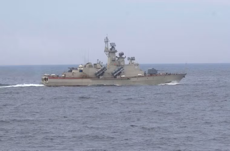 Những năm 2000, Việt Nam mua giấy phép đóng tàu tên lửa Project 1241.8 Molniya. Mỗi tàu được trang bị tới 16 đạn tên lửa chống hạm Kh-35Uran-E tầm bắn 130 km, pháo hạm 76 mm, 2 pháo bắn siêu nhanh AK-630M. Nguồn ảnh: Wikipedia