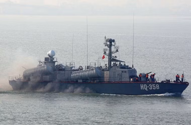 Giai đoạn cuối 1979 - đầu những năm 1980, Hải quân Việt Nam bắt đầu được nâng cấp mạnh mẽ khi Liên Xô lần lược chuyển giao các tàu phóng lôi Turya, Shershen, đặc biệt là tàu săn ngầm Petya và tàu tên lửa tấn công nhanh OSA II. Nguồn ảnh: Wikipedia