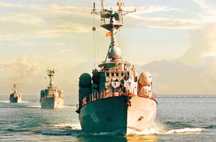 Đến những năm 1990, trước yêu cầu hiện đại hóa lực lượng, Hải quân Nhân dân Việt Nam đã nhập khẩu từ Nga 4 tàu tên lửa tốc độ cao Project 1241RE. Mỗi tàu được trang bị 4 đạn tên lửa P-15M, pháo hạm 76 mm, 2 pháo bắn siêu nhanh AK-630. Đây là những tàu chiến có nắm đấm hỏa lực mạnh nhất của nước ta giai đoạn này. Nguồn ảnh: Wikipedia