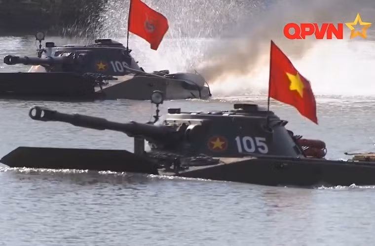 Quân chủng Hải quân Việt Nam cũng tổ chức lực lượng lính thủy đánh bộ, cách gọi của Việt Nam là Hải quân đánh bộ (theo cách gọi của Liên Xô, Nga). Ảnh xe tăng lội nước PT-76 của Hải quân đánh bộ Việt Nam trong diễn tập bơi. Ảnh: QPVN