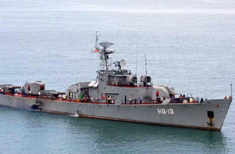 Thập niên 70-80, Hải quân Việt Nam cũng tiếp nhận tàu hộ vệ chống ngầm lớp Petya do Liên Xô chế tạo. Lớp tàu này được vũ trang khá mạnh với 2 pháo hạm nòng kép 76, 2 cụm phóng ngư lôi chống ngầm 533 mm.Petya từng là tàu chiến lớn nhất Việt Nam giai đoạn này. Nguồn ảnh: Wikipedia