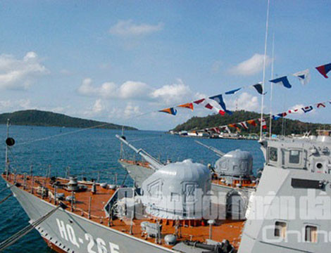 Từ cuối những năm 1990, Việt Nam còn mua từ Nga tổng cộng 6 tàu tuần tra lớp Svetlyak. Tàu được trang bị pháo hạm 76 mm, 2 pháo bắn nhanh AK-630 và một số vũ khí khác. Tàu có khả năng thực hiện nhiệm vụ tuần tra bảo vệ lãnh hải, hoặc phối hợp tác chiến biên đội. Ảnh: QĐND