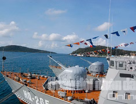 Từ cuối những năm 1990, Việt Nam còn mua từ Nga tổng cộng 6 tàu tuần tra lớp Svetlyak. Tàu được trang bị pháo hạm 76 mm, 2 pháo bắn nhanh AK-630 và một số vũ khí khác. Tàu có khả năng thực hiện nhiệm vụ tuần tra bảo vệ lãnh hải, hoặc phối hợp tác chiến biên đội. Ảnh: QĐND