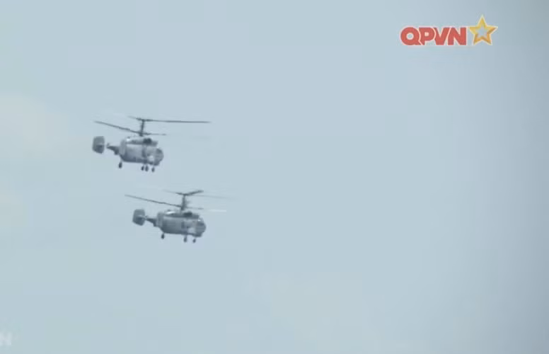 Bên cạnh mua sắm tàu chiến mặt nước, tên lửa bờ biển, Hải quân Việt Nam trong vài năm gần đây còn xây dựng lực lượng không quân nhằm nâng cao sức mạnh tác chiến. Không quân của hải quân sở hữu một số trực thăng trinh sát chống ngầm Ka-28. Các trực thăng này được triển khai cùng tàu hộ vệ tên lửa lớp Gepard 3.9. Ảnh: QPVN