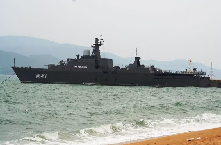 Năm 2006, Việt Nam đặt mua 2 tàu hộ vệ tên lửa lớp Gepard 3.9, một phần trong kế hoạch đưa bộ đội hải quân tiến thẳng lên hiện đại hóa nhằm đảm bảo an ninh biển đảo trong tình hình mới. 2 tàu đã được chuyển giao và đang đóng mới thêm 2 tàu khác. Gepard 3.9 là tàu chiến hiện đại nhất của HQVN cũng như khu vực ĐNA. Nguồn ảnh: Wikipedia