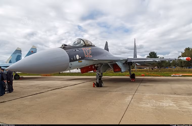Về tính năng Su-35 xuất khẩu cho Trung Quốc, lãnh đạo của Tập đoàn Công nghệ Vô tuyến - Điện tử (KRET) cho Sputnik biết rằng, các hệ thống điện tử bên trong máy bay tiêm kích đa năng Su-35 dự kiến chuyển giao vào cuối năm cho Trung Quốc có cấu hình cơ bản tương tự các máy bay Su-35 phục vụ trong lực lượng Không quân - Vũ trụ Nga. Nguồn ảnh: Sina