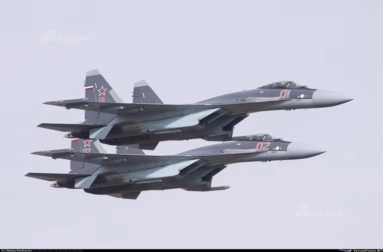 Thông tin trên cũng được một số trang mạng quân sự Nga đăng tải trong thời gian gần đây và những chiếc Su-35 được sử dụng để huấn luyện phi công Trung Quốc mang số hiệu là 01(RF-90.719) và 02 (RF-90.720) như trong hình. Nguồn ảnh: Sina