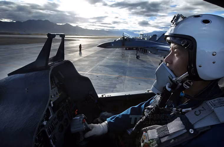 Trang mạng quân sự Sina dẫn nguồn tin từ Nga cho hay, các phi công chiến đấu Trung Quốc đang được Nga đào tạo chuyển loại tiêm kích đa năng Su-35. Nguồn tin cho biết, có 4 phi công Trung Quốc đang theo học chương trình đào tạo trên tại trung tâm huấn luyện bay Zhukovsky ở Nga. Nguồn ảnh: Sina