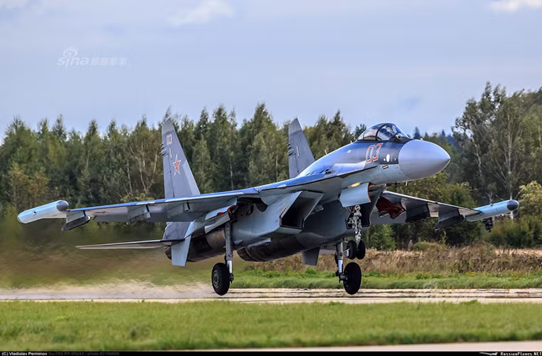 Phó giám đốc điều hành KRET giải thích thêm là, Su-35 thiết kế buồng lái "kinh" hiện đại với màn hình LCD thay thế cho đồng hồ analog truyền thống. Tuy nhiên, dữ liệu được trình bày trên màn hình LCD của Su-35 theo chữ tượng hình của Trung Quốc là quá nhỏ và mờ để dễ đọc. Để khắc phục thì chắc phải dùng màn hình lớn hơn, nhưng sẽ yêu cầu kinh phí - thời gian để tu sửa buồng lái kèm công tác thử nghiệm và phát triển. Nguồn ảnh: Sina