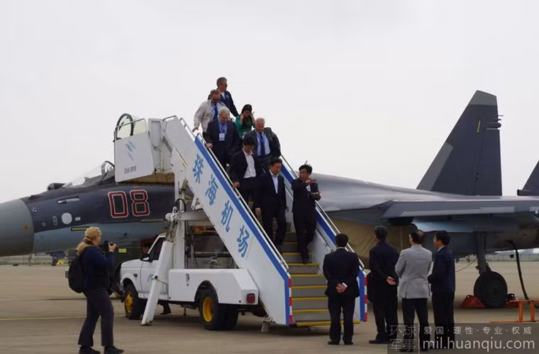 Trong ảnh, quan chức Trung Quốc thăm buồng lái tiêm kích đa năng Su-35.