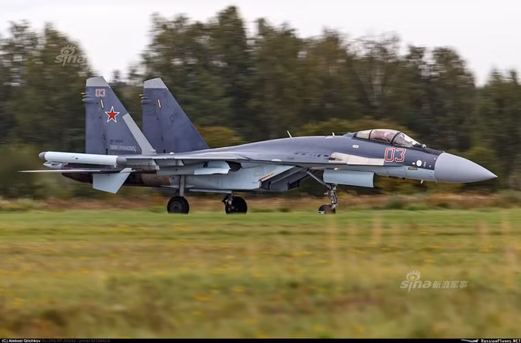 Đáng chú ý, "các máy bay Su-35 xuất khẩu tới Trung Quốc sẽ được trang bị hệ thống đạo hàng Bắc Đẩu (do Trung Quốc tự xây dựng), tuy nhiên tất cả hệ thống đọc số liệu sẽ được hiển thị dữ liệu bằng tiếng Nga", ông Givi Janjgava - Phó Giám đốc điều hành Tập đoàn Công nghệ Vô tuyến - điện tử KRET nói với tờ IzvestiaNguồn ảnh: Sina