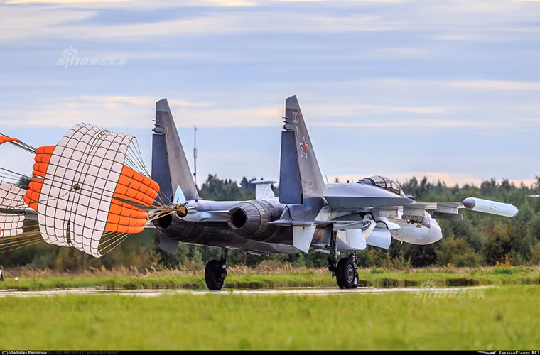 Tổng giá trị hợp đồng 24 chiếc tiêm kích Su-35 giữa Nga và Trung Quốc (gồm việc mua máy bay, trang bị, phụ tùng đi kèm) lên tới 2 tỷ USD, đơn giá mỗi chiếc ước tính 83 triệu USD (tức là khoảng 1,8 nghìn tỷ VNĐ). Con số này cao hơn rất nhiều so với thông tin trước đó cho rằng đơn giá một chiếc Su-35 chỉ vào khoảng 40-60 triệu USD. Nguồn ảnh: Sina