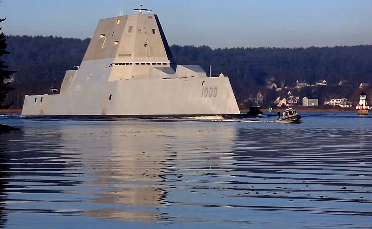 DDG-1000 được trang bị nhiều công nghệ lần đầu áp dụng cho tàu chiến như hệ thống phóng thẳng đứng module Mk57, radar băng tần kép, động cơ điện tích hợp công suất lớn, pháo hạm AGS 155 mm. Ảnh: Jeffhead