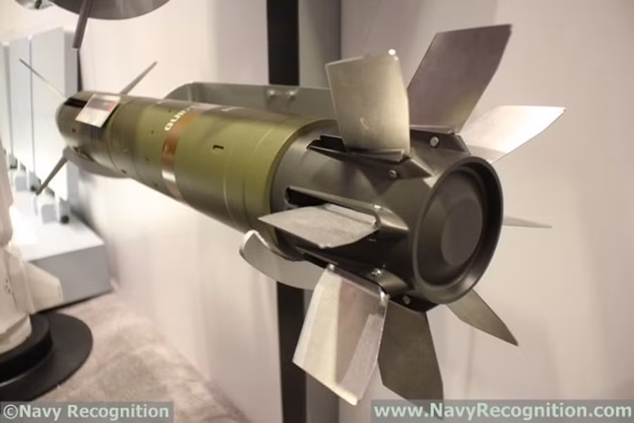 Hải quân Mỹ đang tìm kiếm loại đạn pháo khác chi phí thấp hơn để thay thế cho LRLAP, trong đó, đạn pháo dẫn hướng M982 Excalibur có thể là một tùy chọn. Tuy nhiên, quá trình tìm kiếm loại đạn pháo mới có thể không kịp hoàn thành trước khi Zumwalt vận hành chính thức vào năm 2018. Ảnh: Navy Recognition