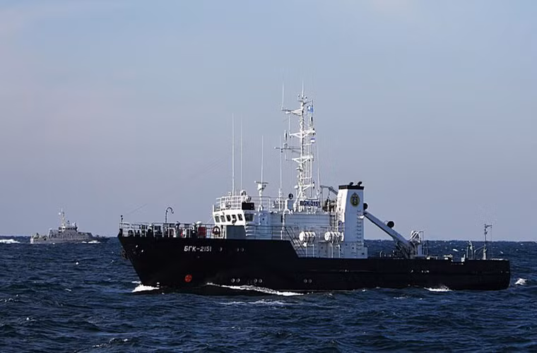 Theo Bộ Quốc phòng Nga, hải quân nước này vừa tiến hành một đợt diễn tập giả định cứu hộ tàu ngầm gặp nạn. Đây đã là hoạt động thường xuyên và không có gì quá mới mẻ, tuy nhiên đối tượng lần này chính là một tàu ngầm tấn công lớp Kilo. Nguồn ảnh: Bộ Quốc phòng Nga.