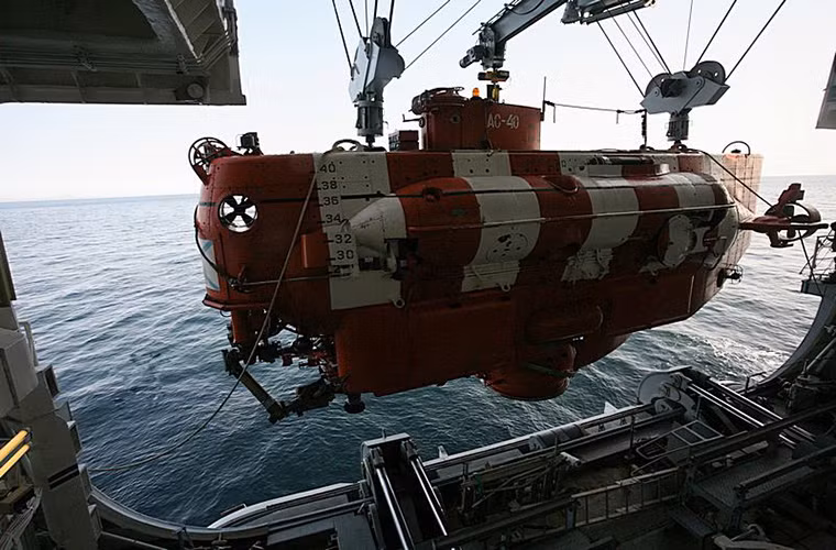 Bester-1 là một trong thiết bị lặn cứu hộ hiện đại nhất trên thế giới hiện nay được trang bị cho các đơn vị cứu hộ tàu ngầm thuộc Hải quân Nga. Nó có khả năng lặn sâu tới 720m và có thể theo tới 22 người chưa bao gồm thủy thủ đoàn 6 người. Nguồn ảnh: Bộ Quốc phòng Nga.