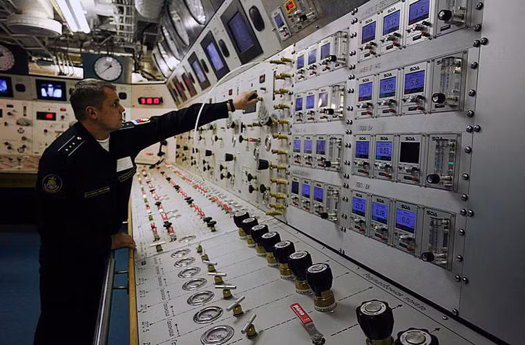 Tàu Igor Belousov có lượng giãn nước 5.000 tấn với thủy thủ đoàn hơn 90 người và có thể hoạt động liên tục trên biển trong vòng 30 ngày trong mọi điều kiện thời tiết. Nguồn ảnh: Bộ Quốc phòng Nga.