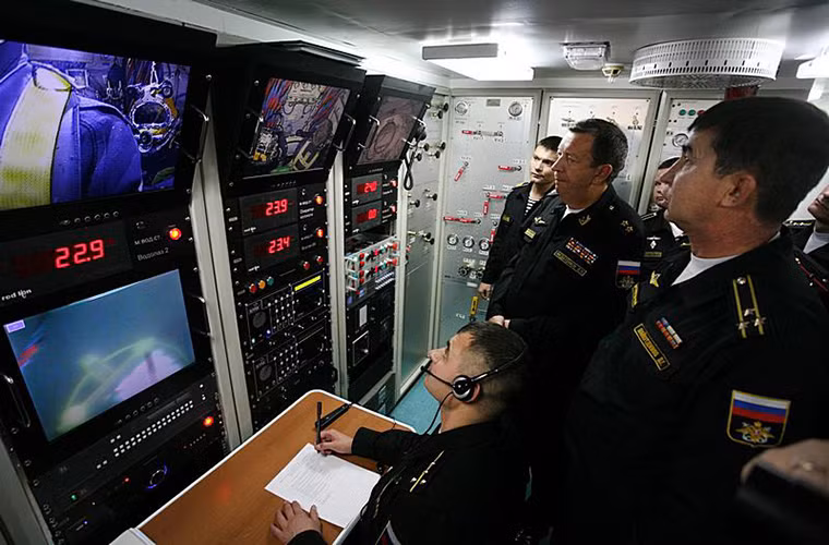 Mọi hoạt động từ Bester-1 hay Panther Plus đều có thể được theo dõi thông qua trung tâm điều khiển được đặt trên Igor Belousov giúp chỉ huy chiến dịch cứu hộ có thể đưa ra các tình huống xử lý tốt nhất. Nguồn ảnh: Bộ Quốc phòng Nga.