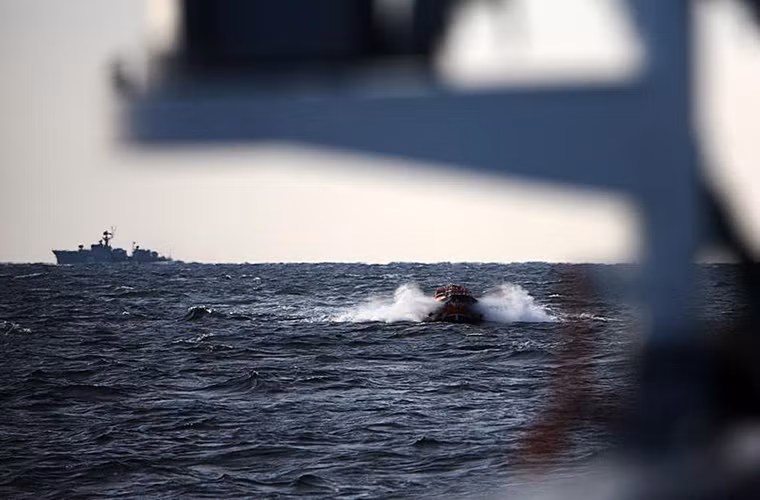 Đảm nhận vai trò soái hạm trong chiến dịch cứu hộ cứu nạn tàu ngầm Kilo là tàu cứu hộ Igor Belousov (Project 21300S) thuộc biên chế Hạm đội Thái Bình Dương từ năm 2015. Con tàu này cũng được trang bị thiết bị lặn nước sâu "Bester-1" và thiết bị lặn không người lái "Panther Plus". Bên cạnh đó còn có sự hỗ trợ của tàu bệnh viện Irtysh và các tàu hậu cần khác của Hải quân Nga, trên không còn có sự xuất hiện của máy bay tuần tra IL-38 và trực thăng chống ngầm Ka-27PS. Nguồn ảnh: Bộ Quốc phòng Nga.