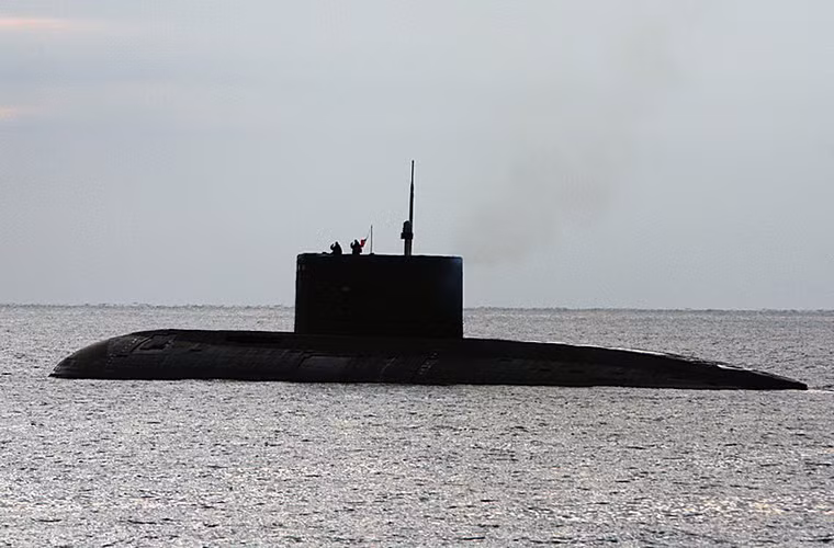 Để đảm bảo an toàn, tất nhiên sẽ không có tình huống giả định dưới nước này, nhưng đây vẫn là cơ hội để các đơn vị cứu hộ tàu ngầm của Hải quân Nga làm quen hơn với các tình huống khẩn cấp. Nguồn ảnh: Bộ Quốc phòng Nga.