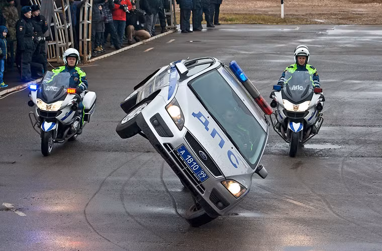 Nếu moto có thể đi được bằng một bánh thì xe tuần tra của cảnh sát Nga cũng có thể đi được bằng hai bánh. Nguồn ảnh: Sputnik.