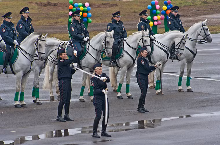 Trong ảnh là màn biểu diễn song kiếm của đơn vị nữ cảnh sát thuộc Bộ Nội vụ Nga. Họ còn có một đơn vị kỵ binh riêng theo đúng nghĩa với những chú ngựa trắng khá đẹp. Nguồn ảnh: Sputnik.
