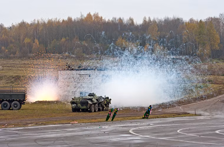 Hình ảnh BTR-80 hỗ trợ lực lượng đặc nhiệm Nga áp sát mục tiêu trong một màn trình diễn tại Interpolitex-2017. Nguồn ảnh: Sputnik.