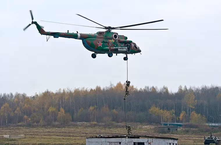 Ngoài BTR-80, Bộ Nội vụ Nga còn được trang bị cả trực thăng vũ trang Mi-8 phục vụ cho tác chiến đổ bộ đường không. Nguồn ảnh: Sputnik.