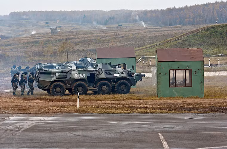 Xe bọc thép chở quân BTR-80 là trang bị tiêu chuẩn của nhiều đơn vị đặc nhiệm Nga, nó khá phù hợp với các hoạt động tác chiến chống khủng ngoài ra xe cũng được trang bị hỏa lực mạnh với súng máy 14.5mm. Nguồn ảnh: Sputnik.