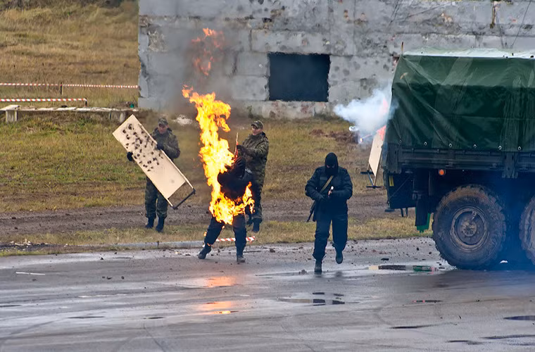 Tại triển lãm Interpolitex hàng năm lực lượng đặc nhiệm Nga luôn có những màn biểu diễn khá ấn tượng điển hình như màn đốt người này. Nguồn ảnh: Sputnik.
