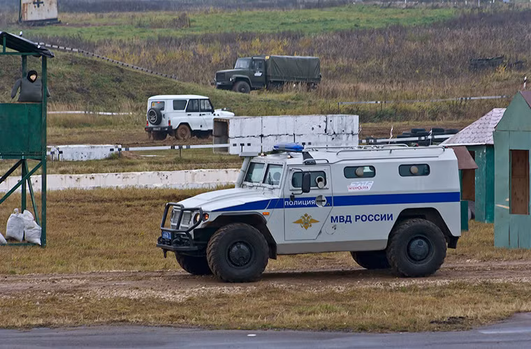 Tiếp đến là màn trình diễn của các đơn vị cơ giới thuộc lực lượng an ninh mở màn bằng xe bọc thép Tigr biến thể dành cho các đơn vị vũ trang thuộc Bộ Nội vụ. Nguồn ảnh: Sputnik.