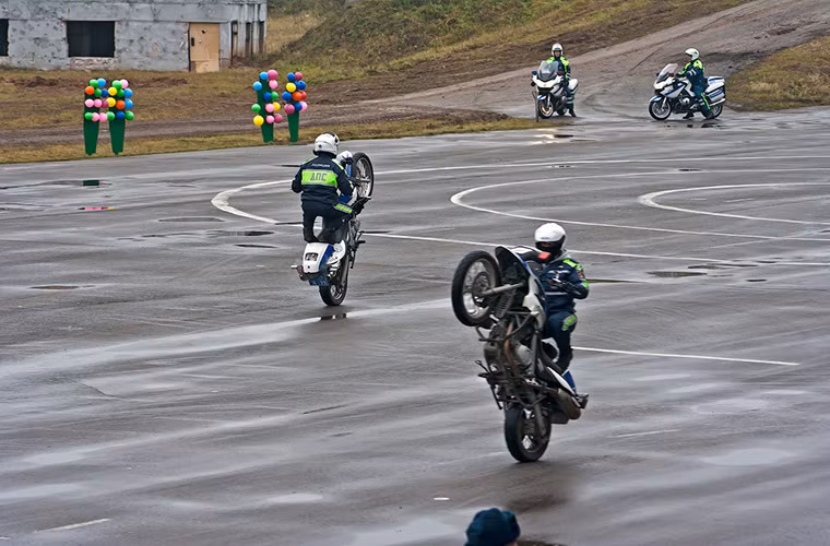 Tất nhiên cũng không thể thiếu màn trình diễn bằng xe phân khối lớn. Nguồn ảnh: Sputnik.