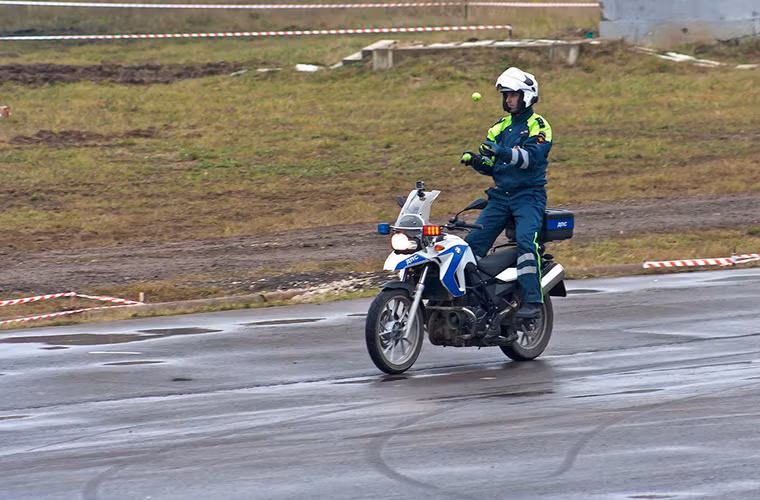 Thậm chí là vừa đi xe vừa tung hứng bóng như anh cảnh sát giao thông này. Nguồn ảnh: Sputnik.