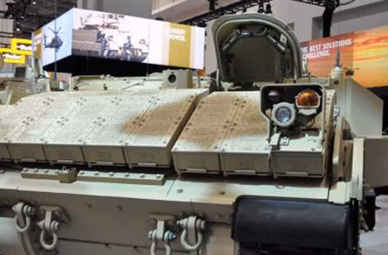 AMPV cũng được thiết kế với khoang chở quân hiện đại và cho có độ thoải mái tối đa cho những binh lính bên trong. Cửa lên xuống xe chính sẽ nằm ở phía sau xe để bảo đảm an toàn cho binh lính khi ra vào xe, ngoài ra xe cũng có một cửa nhỏ ở trên nóc để cho chỉ huy dễ quan sát khi cần thiết.