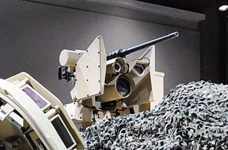 Vũ khí trang bị là súng máy hạng nặng M2HB hoàn toàn tự động với các cảm biến đi kèm. Xạ thủ chỉ việc ngồi trong xe và khai hỏa thay vì phải ló hẳn đầu ra ngoài như xe M113.