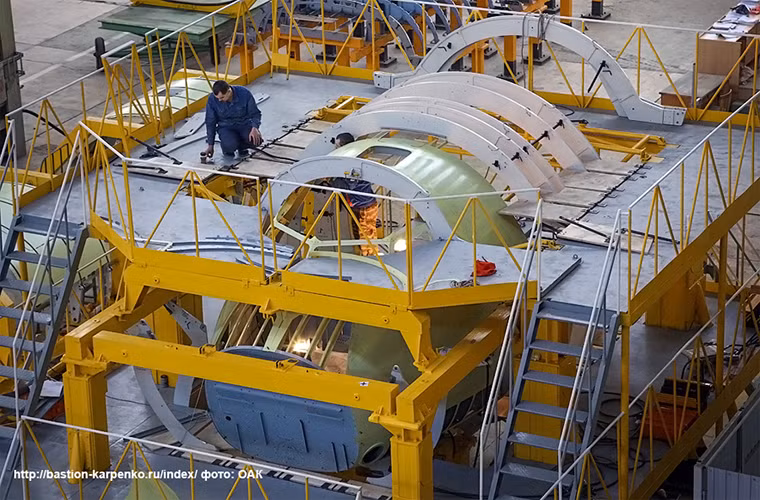 Theo thông cáo báo chí của Kret, nhóm dự án phát triển hệ thống phòng vệ trên máy bay vận tải IL-112B đang làm việc hết sức để có thể cho ra mắt hệ thống này đúng vào thời điểm nguyên mẫu IL-112B đầu tiên bay thử nghiệm trong năm 2017. Trong ảnh là nguyên mẫu IL-112B đầu tiên đang được lắp ráp tại nhà máy chế tạo máy bay Aviastar-SP. Nguồn ảnh: Nevskii-Bastion.