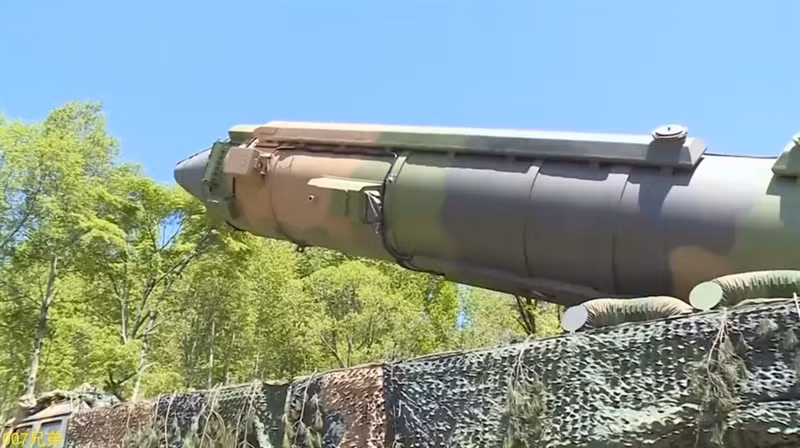 Đáng chú ý, việc phát triển tên lửa đạn đạo chống hạm không phải là ý tưởng mới mẻ. Trước đó, Trung Quốc đã thành công với việc phát triển tên lửa đạn đạo chống hạm DF-21D có tầm phóng tơi hơn nghìn km. Còn Iran đã tự phát triển phiên bản có tầm phóng khoảng 300km.