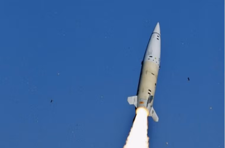 MGM-140 ATACMS là mẫu tên lửa đạn đạo chiến thuật khá nổi tiếng của Mỹ được Lockheed Martin phát triển từ những năm 1980. Mỗi hệ thống này có thể mang theo hai đạn tên lửa có tầm bắn tối đa lên tới 300km và chúng thường được triển khai từ các bệ phóng di động của M270 MLRS và HIMARS.