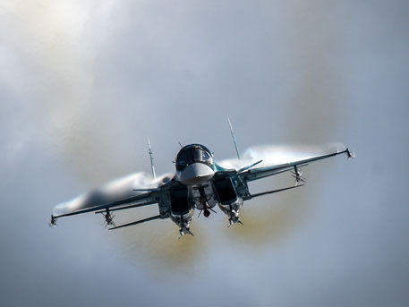 Những máy bay Su-34 đầu tiên được chế tạo trong khuôn khổ đơn hàng quốc phòng nhà nước cho Không quân Nga đã cất cánh lên bầu trời từ sân bay OAO «Napo Chkalov" vào tháng 10/2006. Su-34 thuộc lớp máy bay thế hệ 4+. Nó có thể thực hiện nhiệm vụ mà không cần tiêm kích hộ tống, có thể tác chiến một cách độc lập, cơ động khi chiến đấu tay đôi với bất kỳ máy bay chiến đấu nào đối phương hiện có. Nguồn ảnh: Zvezda