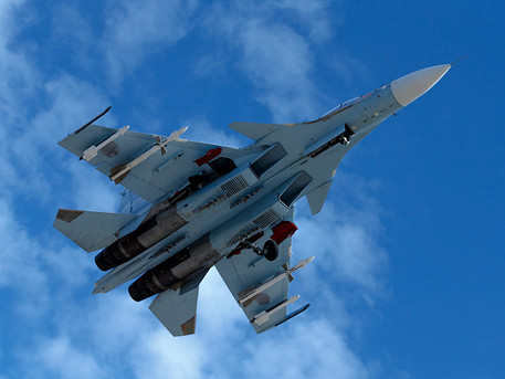 Đồng thời máy bay sẽ được trang bị radar mới với các tính năng được nâng cấp. Dự kiến sẽ hoàn thành giai đoạn phát triển trước khi kết thúc năm 2016 – bao gồm cả nâng cấp phần mềm đi kèm. Công việc phát triển được đơn giản hóa hơn nhờ hệ thống điện tử của máy bay Su-34 có cấu trúc mở, tức là nó có thể được sửa đổi dễ dàng cho các mục đích và mục tiêu cụ thể. Nguồn ảnh: Zvezda