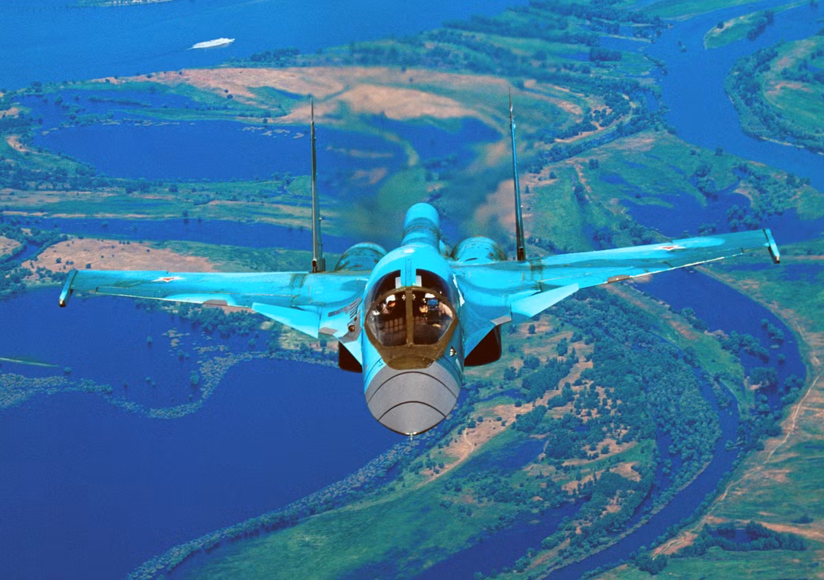 Hơn nữa, khi đưa vào Su-34 khái niệm máy bay tác chiến điện tử, các nhà phát triển của Nga ở một mức độ nào đó học hỏi một phần kinh nghiệm của Không quân Mỹ, với việc đưa vào trang bị máy bay tác chiến điện tử EA-18 Growler. Tuy nhiên, theo ông Vladimir Mikheev: "Chúng tôi đã đi theo một cách hơi khác – và có nhiều tính toán, cân nhắc hơn". Nguồn ảnh: Zvezda