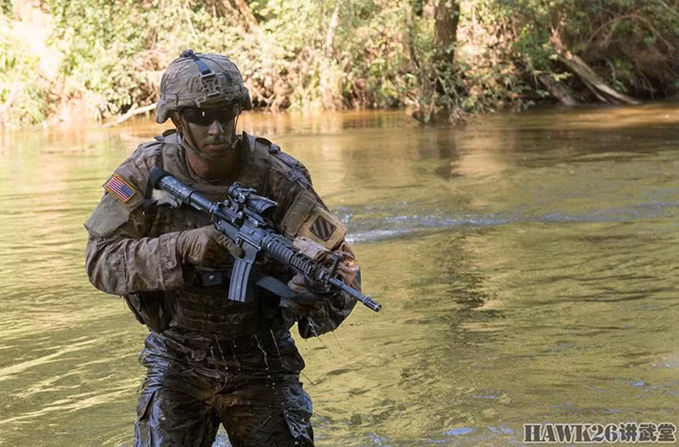 Một binh sĩ Mỹ làm nhiệm vụ trinh sát vượt sông ở Zagan.